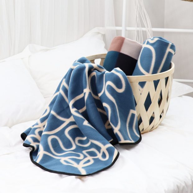 Simple line blue blanket (1)