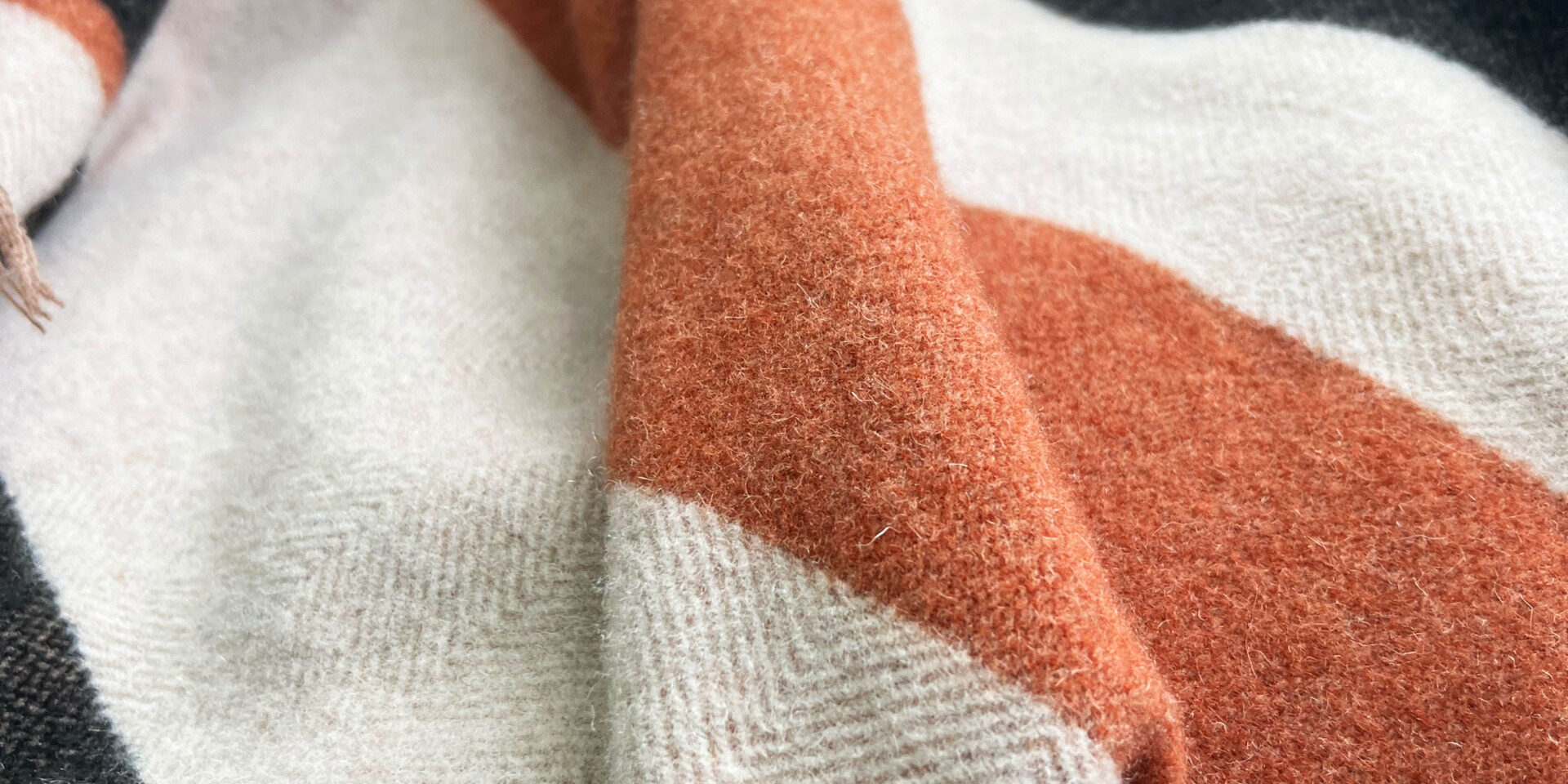 2025 King Size Luxury Soft 100% Merino Wool Blanket – Portable Therapy Throw (4) King size luxury soft 100% merino wool blanket for bed, sofa, and travel