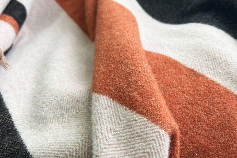 2025 King Size Luxury Soft 100% Merino Wool Blanket – Portable Therapy Throw (4) King size luxury soft 100% merino wool blanket for bed, sofa, and travel