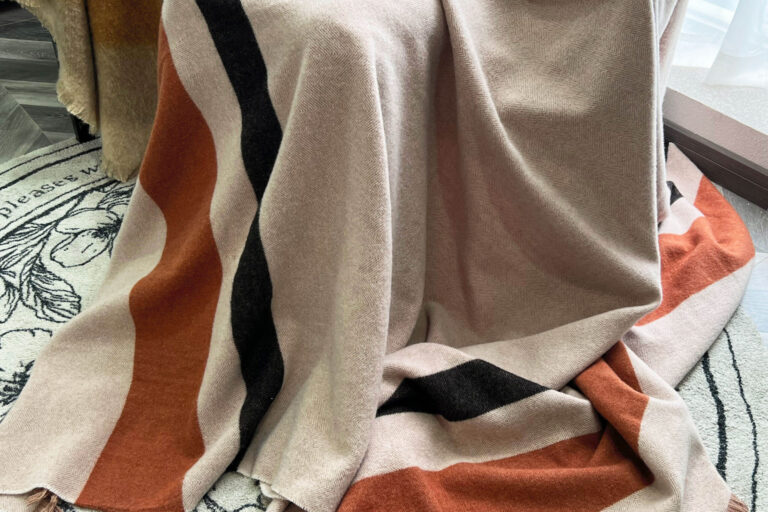 2025 King Size Luxury Soft 100% Merino Wool Blanket – Portable Therapy Throw (6) King size luxury soft 100% merino wool blanket for bed, sofa, and travel