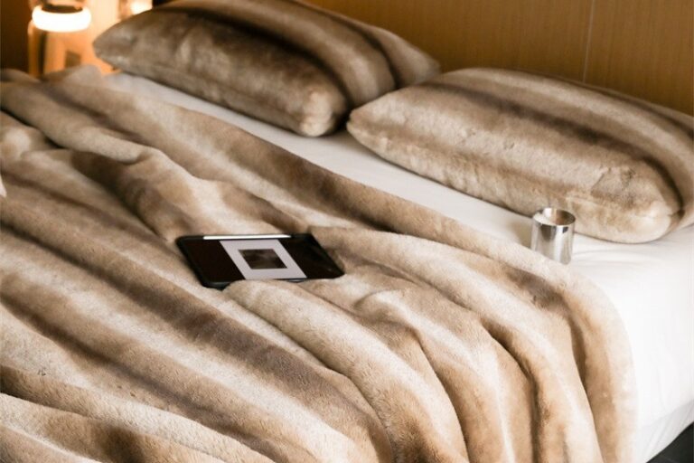 Gradient Faux Mink Blanket – Luxury Soft Throw for Winter Bed or Sofa Decor (1) Gradient faux mink blanket for sofa or bed winter use