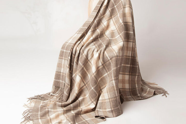 Hot Sales Modern Minimalist 100% Lamb’s Wool Blanket for Indoor Use (1) Modern minimalist 100% lamb’s wool blanket for indoor use